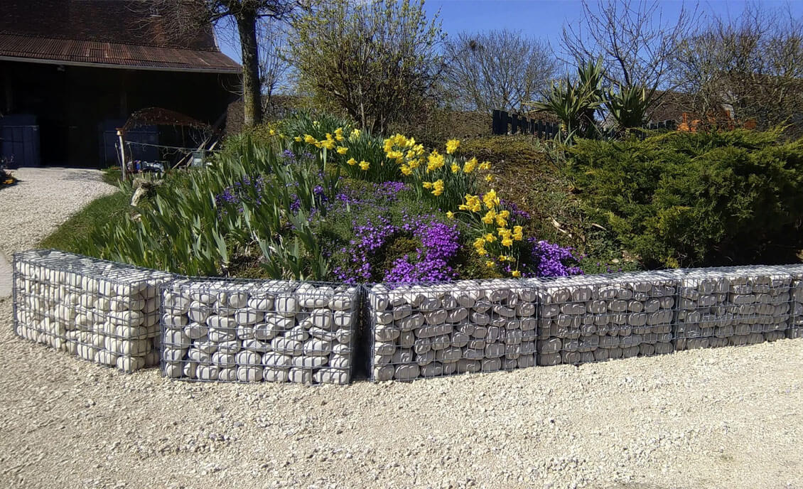 Mur de soutènement réalisé en gabions par Pierre Mureuse de Bourgogne.