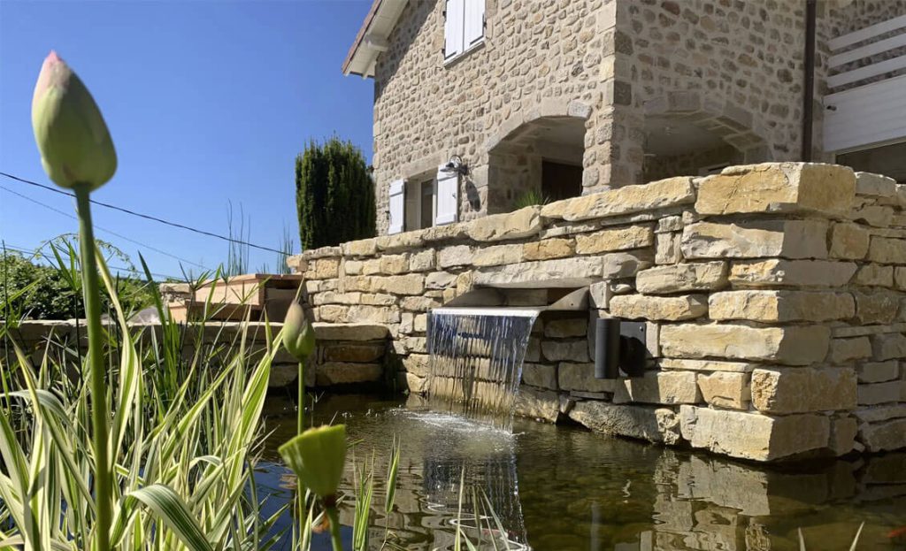 pierre à muret entourant un plan d'eau, réalisation par Pierre Mureuse de Bourgogne
