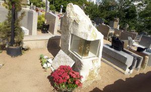 pierre tombale et monument funéraire en pierre naturelle