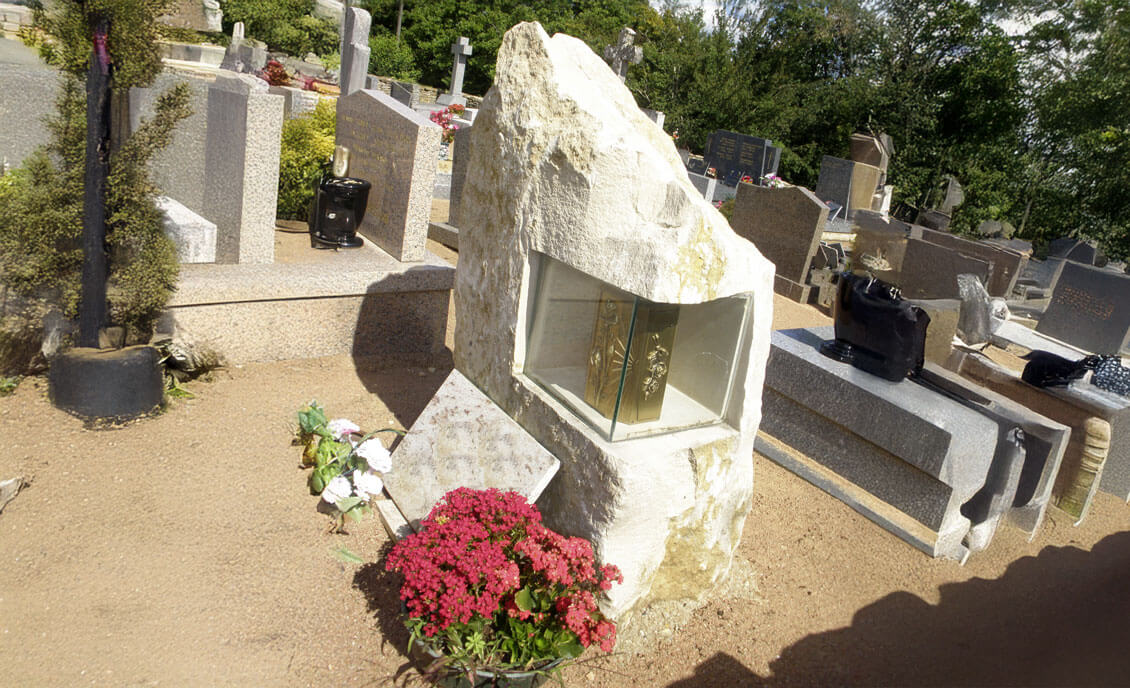 pierre tombale et monument funéraire en pierre naturelle