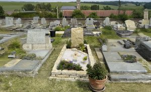 pierre tombale réalisée en pierre de Bourgogne