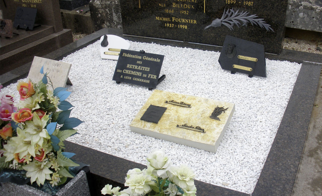 Plaques commémoratives avec inscriptions et gravures pour décorer les tombes