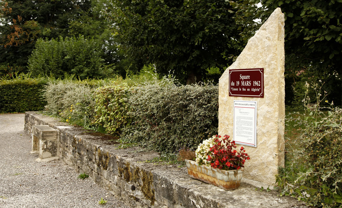 stèle en pierre de Bourgogne naturelle