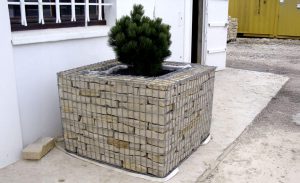 Jardinière réalisée en gabions en pierre de Bourgogne