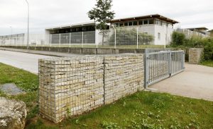 Réalisation de clôture en gabion en pierre éclatée issue de nos carrière de pierre de Molay (Yonne)