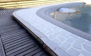 Sol réalisé en galets sciés, pierre de Bourgogne issue de nos carrières à Molay