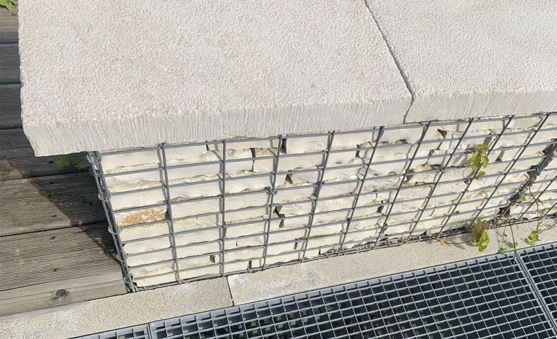 couvertine bouchardée en pierre naturelle de Bourgogne, de nos ateliers à Molay (89)