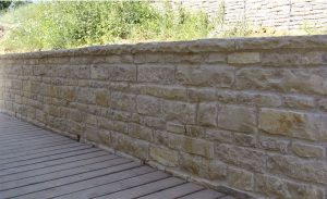 Barrette éclatée pour l'habillage et le parement de murs en pierre naturelle de Bourgogne.
