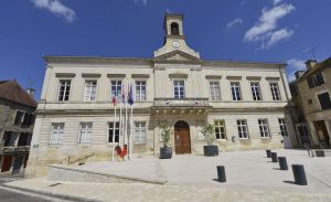 Réfection du parvis d'une mairie avec des pavés à l'ancienne en pierre de Bourgogne issue des carrières de Molay (Yonne)