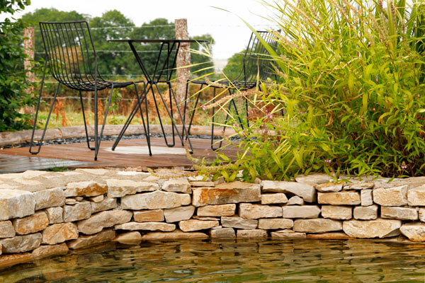 Découvrez la pierre sèche, une méthode écologique et durable utilisée pour les murs, soutènements et aménagements paysagers.