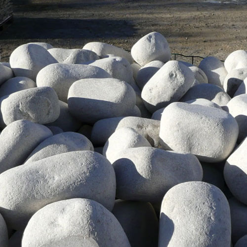 Galets en pierre décoratifs en sacs de 20 ou 25 kg, disponibles en plusieurs coloris.