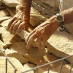 Pierre Mureuse de Bourgogne monte les gabions à la main, savoir-faire artisanal et pierre de Bourgogne