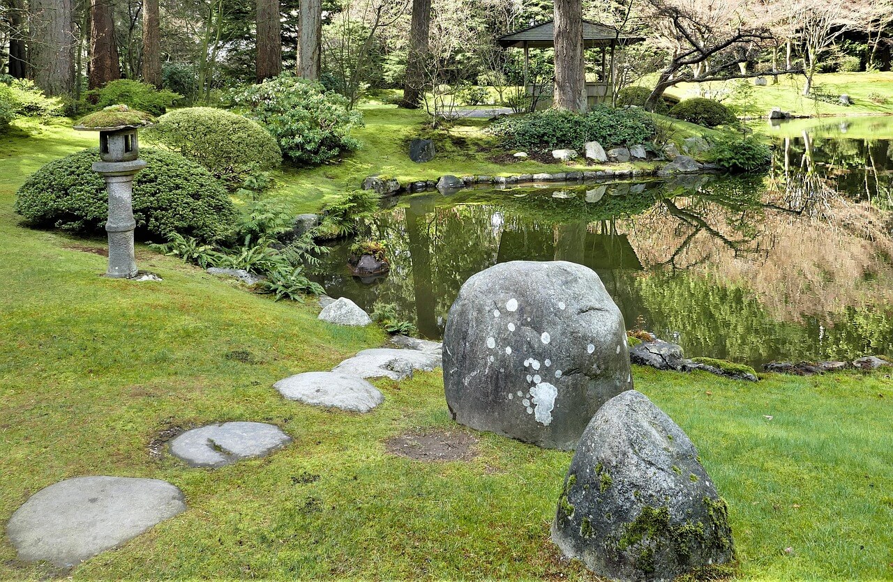 Pas japonais en pierre naturelle dans un jardin d'inspiration nippone