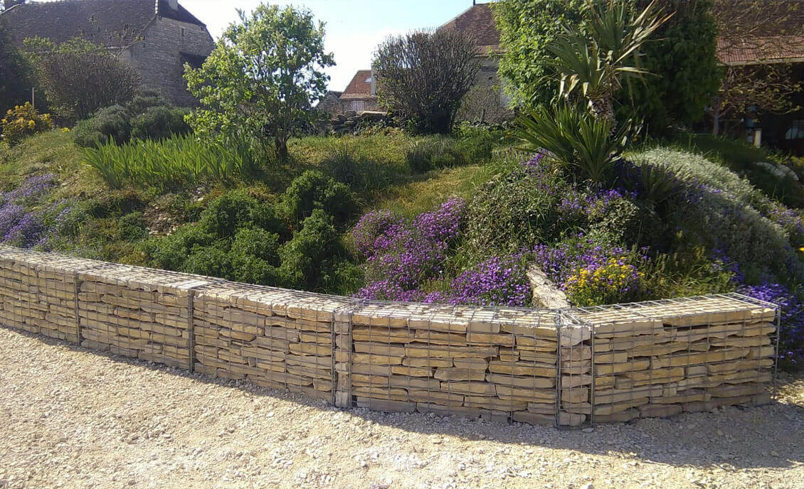 Aménagement jardin paysager séparation et clôture en gabions