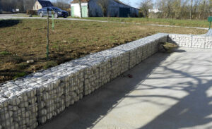 Bordure extérieure en gabions en pierre naturelle