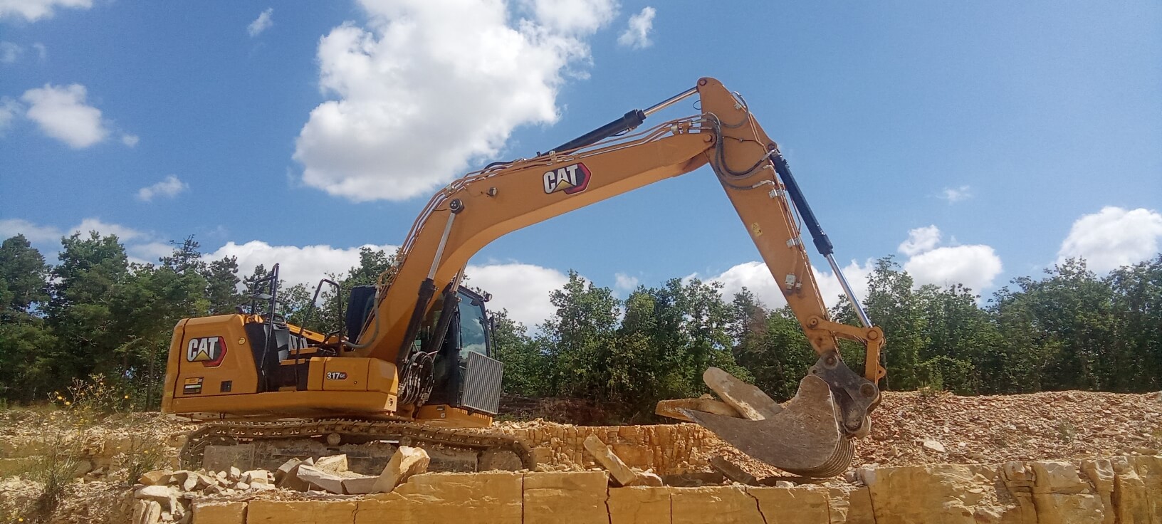 Pierre Mureuse de Bourgogne vous présente ses outils de qualité pour extraire et façonner la pierre de ses carrières en Bourgogne : Pelle-CATERPILLAR-317-GC