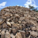 découvert-1-choix-plaquettes-pierre-bourgogne Plaquettes calcaires locales issues de notre carrière de Molay (Yonne). Idéales pour plateformes d’éoliennes, pistes d’accès chantier et chemins. Qualité 1er choix criblé (sans fines).