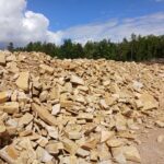 découvert-2-choix-plaquettes-pierre-bourgogne Plaquettes calcaires locales issues de notre carrière de Molay (Yonne). Idéales pour plateformes d’éoliennes, pistes d’accès chantier et chemins. Qualité 2e choix (avec fines).