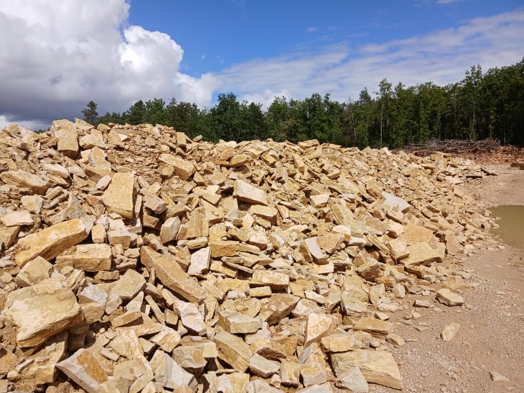 Plaquettes calcaires locales issues de notre carrière de Molay (Yonne). Idéales pour plateformes d’éoliennes, pistes d’accès chantier et chemins. Qualité 2e choix (avec fines).