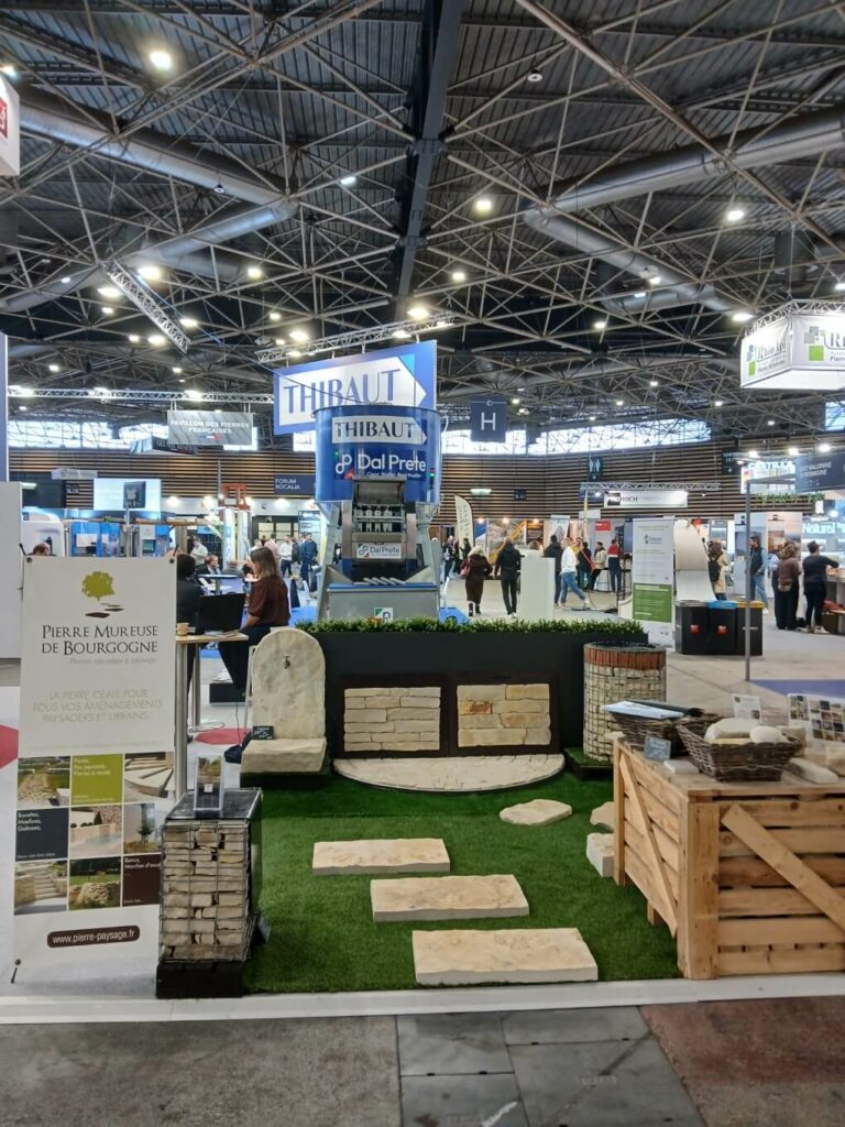 Stand Pierre Mureuse de Bourgogne à Rocalia 2025 Lyon : cheminement en dalles et solutions en pierre naturelle.