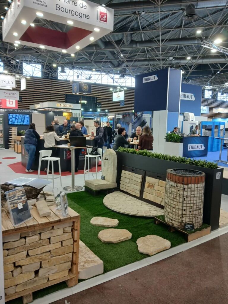 Présentation Pierre Mureuse de Bourgogne à Rocalia 2025 Lyon : gabion, pas japonais et échantillons de pierre.