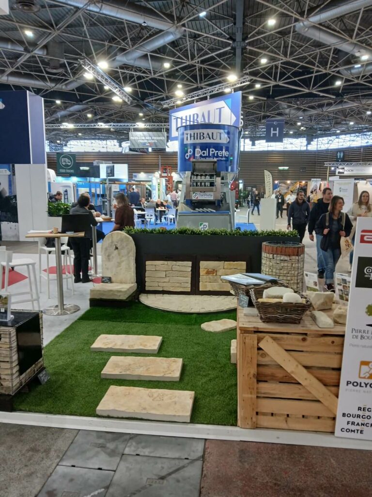 Stand Pierre Mureuse de Bourgogne au salon Rocalia 2025 à Lyon, dalles et pas japonais en pierre de Bourgogne.