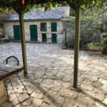 Terrasse en opus de Bourgogne en pierre naturelle dans une cour ancienne