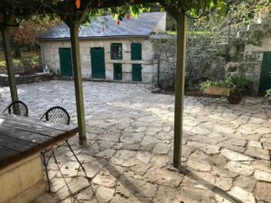 Terrasse en opus de Bourgogne en pierre naturelle dans une cour ancienne