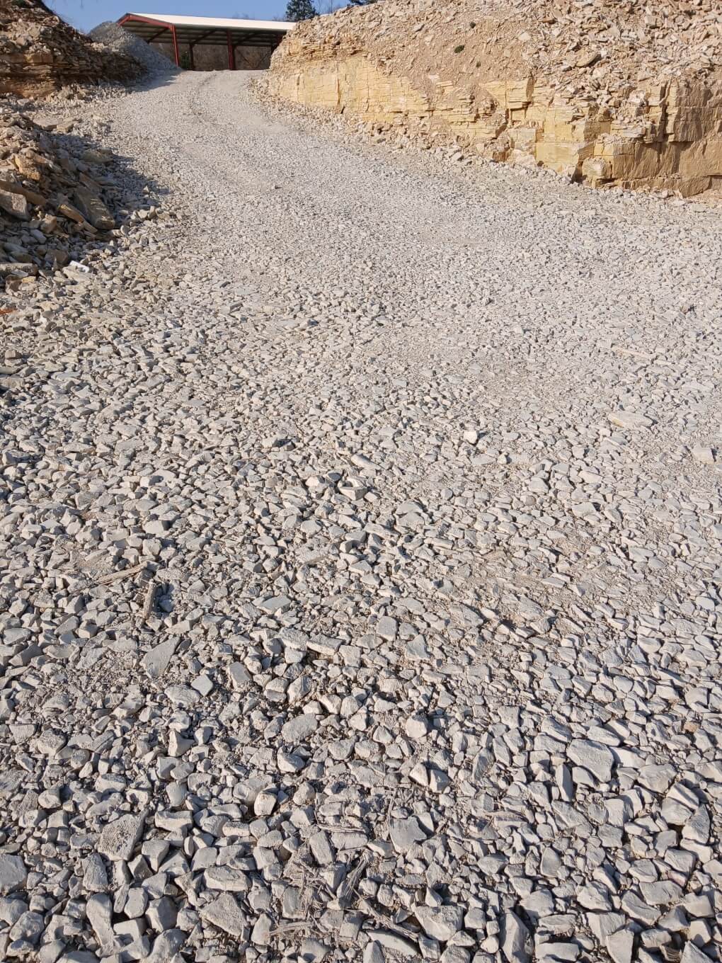 Sol en plaquettes calcaires de pierre de Molay en Bourgogne dans la carrière