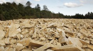 Site d'extraction de la pierre de Bourgogne dans la carrière de Molay, Yonne.